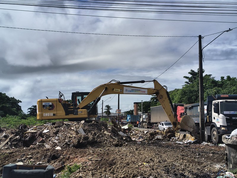 Operação do Governo do Estado remove 100 caçambas de resíduos do Rio Beberibe