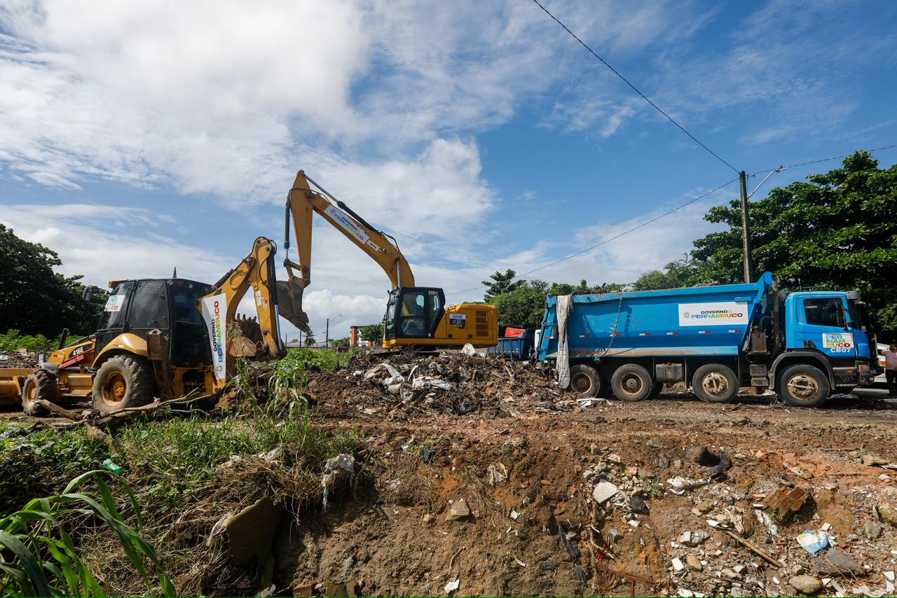 Governo de Pernambuco dá início à força-tarefa de limpeza emergencial do Rio Beberibe