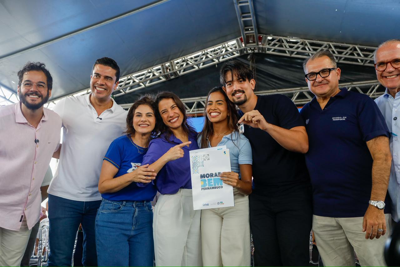Governadora Raquel Lyra entrega as chaves a 123 famílias do residencial Quinta das Baraúnas pelo programa Morar Bem PE, em Caruaru