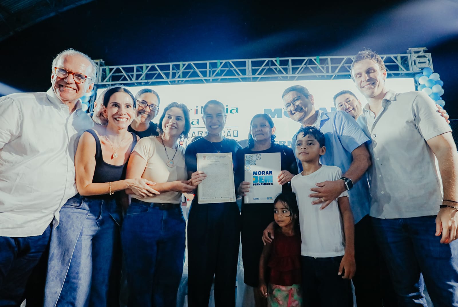 Em Santa Maria da Boa Vista, Governo de Pernambuco entrega 691 títulos de propriedade, ônibus escolares e assina convênios voltados à infraestrutura urbana