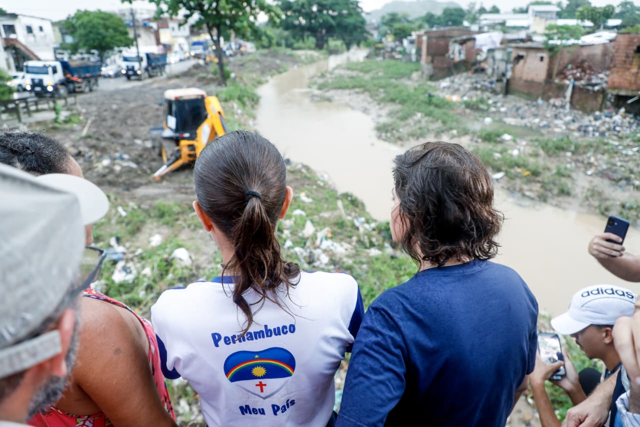 Governadora Raquel Lyra vistoria limpeza do Rio Beberibe e destaca investimento do Estado superior a R$ 19 milhões em ações contra os impactos das chuvas