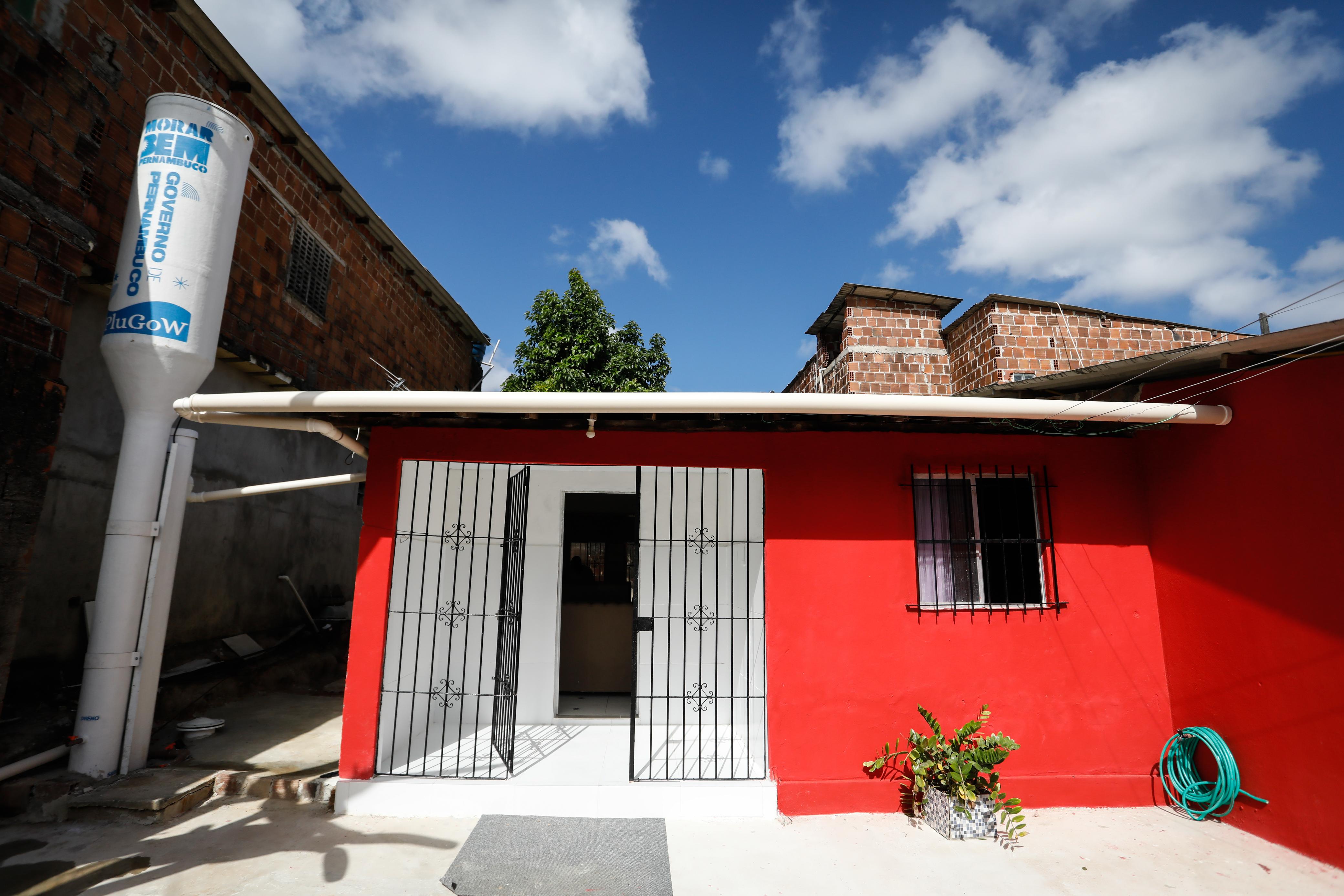 A imagem mostra uma casa vermelha